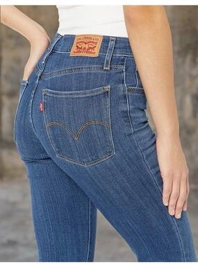 Levi’s Dark Blue Women's Skinny Jeans waist 16” rise 11.5” inseam 30.5” A0159